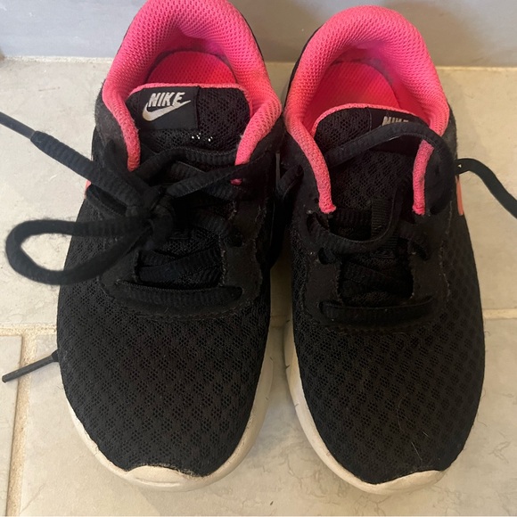 Girls Nike Tanjun sneakers size 11 - Picture 2 of 3